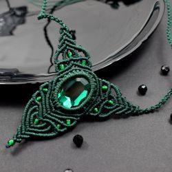 Naszyjnik makramowy ze szmaragdowym kryształem