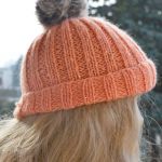 Czapka z pomponem w kolorze łososiowym - na głowę