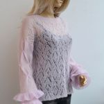 Sweterek w pudrowym różu z ozdobnymi rękawami - moherowy sweter