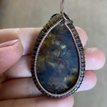 Pietersyt, miedziany wisior z pietersytem. - 