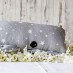 Wieloryb prosto z gwiazd - Można prać w temp. do maks 60 stopni. Zabawkę można prać w pralce używając proszek do kolorów, bez wybielaczy i płynów zmiękczających w temp 60 stopni.