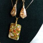 Jaspis z bornitem w złotej oprawie, wisior i kolczyki, zestaw biżuterii - 