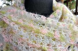 Długi pastelowy szal mgiełka