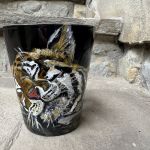 Czarny, porcelanowy kubek ręcznie malowany Śpiący Tygrys  - 