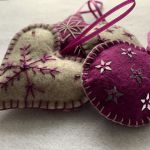 Dekoracja świąteczna z filcu z ozdobnym haftem - wzór 006 - Ozdoby świąteczne - purpura/szary melanż