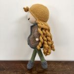 Lalka złotowłosa zdejmowany sweterek szydełko - Lalka blond loki