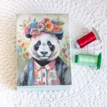Pudełko drewniane - Pani Panda - To pudełko z panią pandą idealne dla mamy czy córeczki. Zostało pokryte farbą akrylową w dwóch odcieniach i dodatkowo zostało ozdobione metodą decoupage. Lubimy styl retro, bo ociepla wnętrza. Zostało postarzone, poprzecierane.