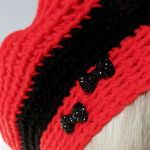 Czerwono-czarny ozdobny beret z kokardkami - Pasiasty