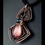 Pająk, miedziany wisior z kwarcem różowym - Halloween Spider pendant, Oxidized copper wire pendant with pink quartz gift for her, gift for him, wire wrapped with leather strap