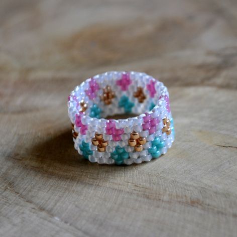 Pierścionek biały w romby 4