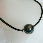 Porcelana i skóra, kula na rzemieniu, naszyjnik dla minimalistki - 