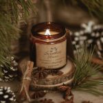 ZESTAW ZE ŚWIECĄ SOJOWĄ NA PREZENT O KORZENNYM ZAPACHU  - zestaw świeca sojowa zapach korzenny zima