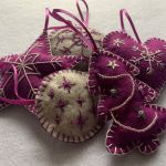 Dekoracja świąteczna z filcu z ozdobnym haftem - wzór 004 - Ozdoby świąteczne - szary melanż/purpura