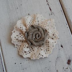 Len z koronką - rustykalna broszka