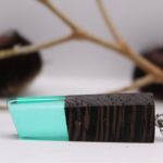 Ocean Mint, drewno i żywica epoksydowa - Bok zawieszki