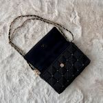 Elegancka czarna torebka pleciona z ozdobnymi koralikami – rękodzieło - Podszewka