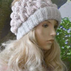 Czapka bąblowa z pomponem w kolorze beżowy