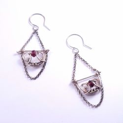Sourire - Srebrne kolczyki wire wrapping z granatem – eleganckie wiszące kolczyki