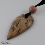 Kamień na szczęście - beżowy grot - Wisior etno