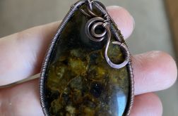 Pietersyt, miedziany wisior z pietersytem.