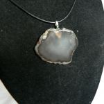 Szary nieregularny surowy plaster agatu, wisior na rzemieniu - 