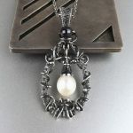 Srebrny wisiorek z perłą i szafirem Srebro - srebrny wisiorek z perłą i kamieniem naturalnym szafirem