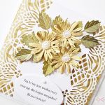 Kartka ROCZNICA ŚLUBU z beżowymi kwiatami - Beżowo-biała kartka na rocznicę ślubu