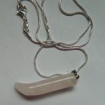 Jasnoróżowy kwarc, duży kieł, wisiorek uniseks - 