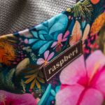 Beżowa listonoszka z kominem z plecionki i weluru w kwiaty i koliberki – handmade - 