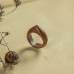 Drewniany pierścionek z orzecha europejskiego - drewniany pierścionek