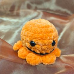 Ręcznie robiona meduza amigurumi – pomarańczowa szeroki uśmiech