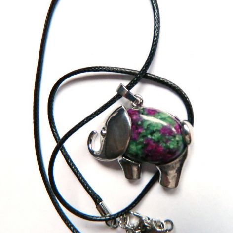 Zielony zoizyt z rubinem, wisiorek ze słoniem, słoń, słonik
