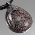 Czaroit i srebro - wisior rzemień - 