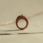 Drewniany pierścionek z drobnym ametystem - drewniana biżuteria
