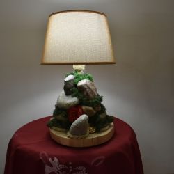 Lampa z kamieni naturalnych z dodatkiem mchu i sznura