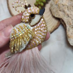 Broszka w kształcie ptaka – elegancka biżuteria handmade