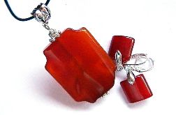 Karneol czerwony, chalcedon, wisiorek i kolczyki, zestaw