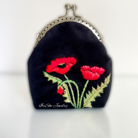 Portmonetka damska welurowa Maki z haftem ręcznym, saszetka mała