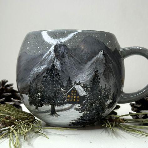 Duży zimowy kubek z górami. Ręcznie malowany okrągły kubek baryłka idealny na Boże Narodzenie