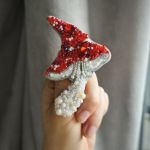 Ręcznie haftowana broszka muchomor, Unikatowa biżuteria  - Ręcznie haftowana broszka 3D w postaci muchomora to wyjątkowy dodatek dla osoby, która ceni oryginalność i rękodzieło. Prezent dla kobiet kochających subtelne detale i wyjątkowy styl! Wyjątkowa biżuteria, która przyciąga spojrzenia!