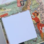 Deseczka na notatki - Dziewczyna podróżniczka - Tym razem z motywem kobiety podróżniczki w stylu retro na tle mapy.  Dodatkowo zamocowano na desce karteczki, które można zapisywać i wyrywać w razie potrzeby.