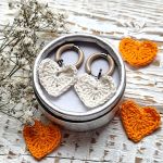 Kolczyki serduszka szydełkowe z zapięciem z emalii - białe - 