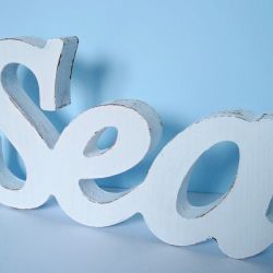 Drewniany napis 'Sea' - dekoracja marynistyczna