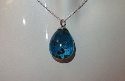 Do łezki łezka - wisiorek z żywicy na srebrnym łańcuszku