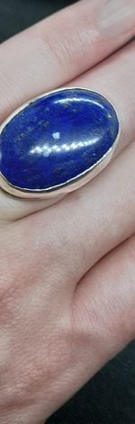 Srebrny pierścień z lapis lazuli.
