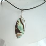 Wielobarwny agat turitella, piękny kamień, wisiorek na rzemyku - 