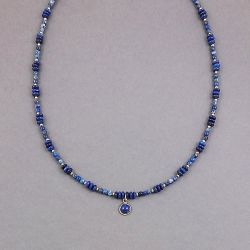 Naszyjnik z lapis lazuli.