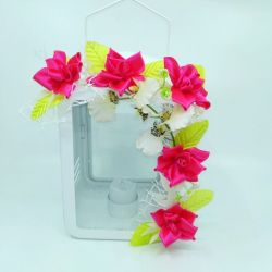 Latarenka biała metalowa z różowymi kwiatami