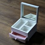 Szkatułka na pamiątkę Komunii Świętej Aniołek - szkatułka z lusterkiem i szufladką na pamiątkę pierwszej komunii świętej personalizowana pamiątka komunijna, szkatułka na biżuterię dla dziewczynki, aniołek