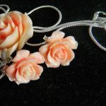 Delikatne, kremowo-różowe róże z korala, wisiorek i kolczyki - 